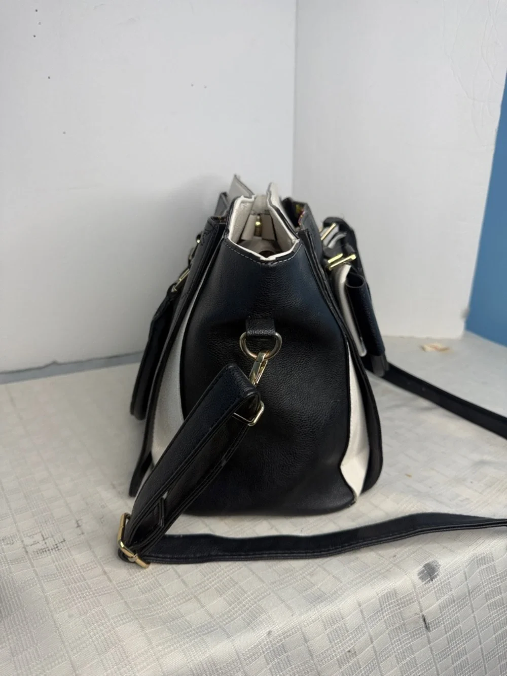 Betsey Johnson Black and white Heart Bow Hand Bag/Purse Floral Lining - Hearts